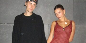 (Видео) Хејли Бибер бремена: го покажа стомакот во венчаницата, Џастин пресреќен