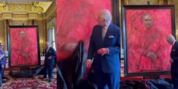 (Видео) Комични реакции на првиот официјален портрет на Чарлс како крал: „Се исплаши од себе“