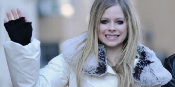 По 20 години, Аврил Лавињ проговори за теоријата на заговор дека ангажирала двојничка: „Тоа ми е многу глупаво“