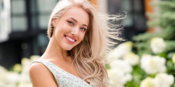 Салма Хајек и нејзиниот сопруг ги привлекоа погледите во Кан