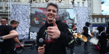 Илјадници луѓе го пречекаа Бејби Лазања на плоштадот во Загреб, тој се расплака