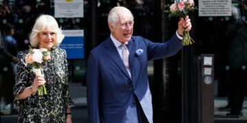 Кралот Чарлс го откри својот прв портрет по крунисувањето