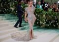 (Видео) Модно издание кое го „одзема здивот“: Џенифер Лопез на Мет Гала во фустан со 2,5 милиони перли