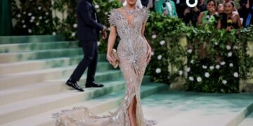 (Видео) Модно издание кое го „одзема здивот“: Џенифер Лопез на Мет Гала во фустан со 2,5 милиони перли