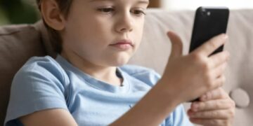 Француските експерти препорачуваат децата да не користат паметни телефони пред да наполнат 13 години
