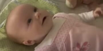 Бебе повторува „те сакам“ на само 10 недели: „Време е да се вработи и да плати сметки“