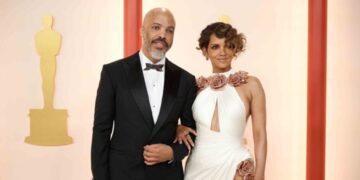 Сопругот на Хали Бери објави нејзина гола фотографија: „Не требаше да го сторам ова“