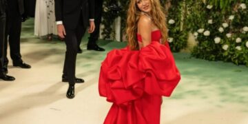 Бомба во огнен фустан: Шакира во жешка верзија