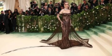 Модни киксови на Мет Галата – од мрежа за комарци на главата до фустан балон