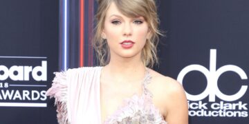 (Видео) Тејлор Свифт го прекина концертот за да помогне на човек во публиката: за овој гест доби бројни пофалби