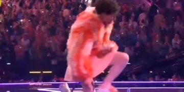 (Видео) На евровизискиот победник му се скрши трофејот