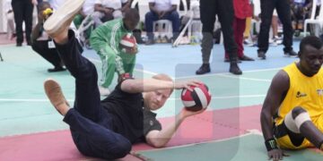 Принцот Хари играше одбојка на седење со повредени нигериски војници