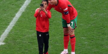 Поради селфиња со Роналдо четири пати во прекин беше натпреварот Португалија-Турција