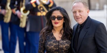 Салма Хајек во необична креација привлече внимание во Франција, позира со својот сопруг