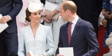 Папараци ја снимија Ријана во Њујорк, таа ја покажа новата фризура