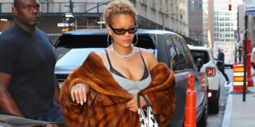 Папараци ја снимија Ријана во Њујорк, таа ја покажа новата фризура