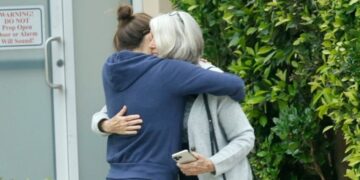 Мајката на Бен Афлек фотографирана со неговата поранешна сопруга, гушнати и насмеани