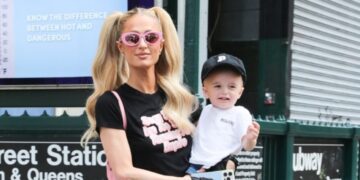 Парис Хилтон привлече внимание во Њујорк, беше на шопинг со синот Феникс