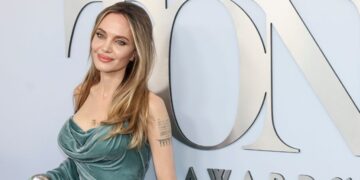 Анџелина Џоли покажа нова тетоважа на наградите Тони