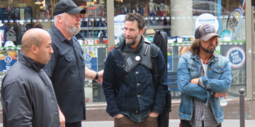 Добро расположениот Кијану Ривс го привлече вниманието на минувачите на улиците на Париз