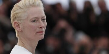 Тилда Свинтон живеела во иста куќа заедно со сопругот и нејзиниот љубовник, а разликата во годините меѓу двајцата била над четири децении