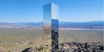 (Фото) Мистериозен монолит се појави во пустина во САД