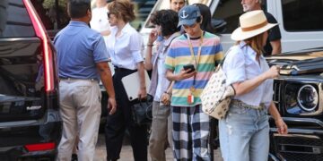 Џеј Ло беше фотографирана во ретко излегување со своите деца, посебно внимание привлече синот Максимилијан