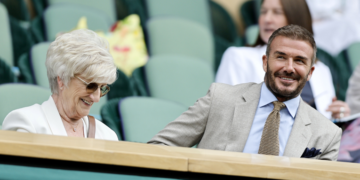 Дејвид Бекам фотографиран на Вимблдон, тој беше со својата мајка