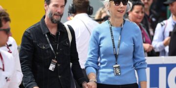 Кијану Ривс се појави со својата девојка на трка со мотори, не ја криеја љубовта