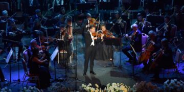 Со спектакуларен настап на светски познатиот виолинист, Џулијан Рахлин, и Македонската филхармонија отворен е фестивалот „Охридско лето“