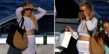 Познатата актерка ги поттикна шпекулациите дека е повторно бремена, фотографите ја снимија во Грција