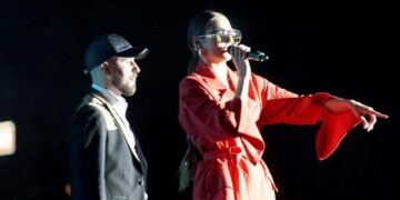 (Видео) „Како не ви е срам?“: српски пејач и босанска пејачка гаѓани со шишиња на концерт во Белград