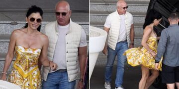 Вереницата на Џеф Безос го привлече вниманието на аеродром во Грција, ветрот и го откри задникот