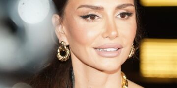 Емина Јаховиќ „го запали“ интернетот со фотографии од плажа: пејачката покажа завидна фигура во бикини