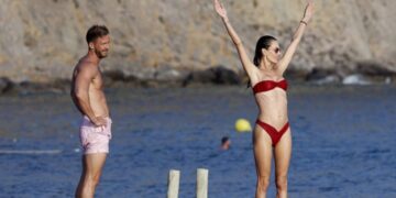 Алесандра Амбросио фотографирана со син на мултимилионер на одмор на Ибица