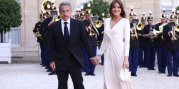 Поранешната прва дама на Франција обвинета за корупција, и се заканува затвор