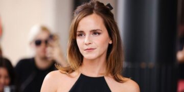 Ема Вотсон снимена како се бакнува со мистериозен маж, откриено за кого се работи