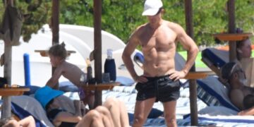 Папараците го снимија Орландо Блум на плажа во Италија, актерот ги покажа мускулите