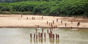 Племе во Перу кое никогаш нема контакт со светот снимено на брегот, познато е зошто излегоа
