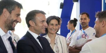 Емануел Макрон во непријатна ситуација со министерката: „Непристојно, вака љубовниците се бакнуваат“