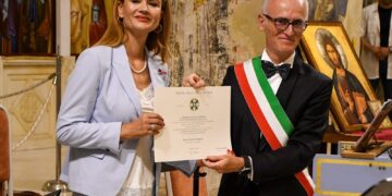 Директорката на „Охридско лето“, Наташа Поповиќ, одликувана од претседателот на Италија