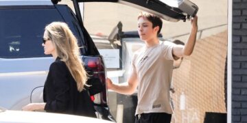 Анџелина Џоли фотографирана со синот  пред продавница за миленичиња