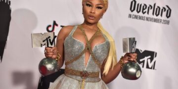 (Видео) „Ники Минаж, има ли шанса да се појавиш?“: пејачката доцнела со часови на концертот, разочараната публика ја исвирка