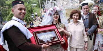 Младенците Стефана Димитрова и Даријан Кочоски добија подарок од претседателката Сиљановска-Давкова