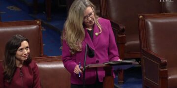 (Видео) Американска пратеничка со говорна маана одржа говор користејќи глас со вештачка интелигенција