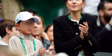 Јелена Ѓоковиќ го бодреше сопругот во сако кое ќе биде топ тренд оваа есен: изгледа луксузно и е многу практично