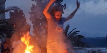 (Видео) Северина на одмор: прескокнуваше оган и облечена скокна во морето