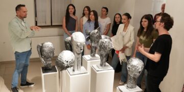 Mултимедијалниот настан „Уметност и музика“ во Крива Паланка ги обедини различните уметнички изрази