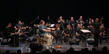 Хрватската турнеја на Националниот џез оркестар и Рамбо Амадеус ја запали публиката и медиумите: Уметничка изведба со епско значење