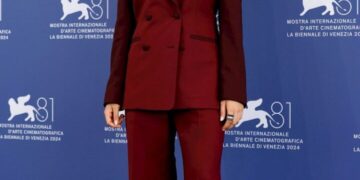 Џена Ортега е преслатка во бордо одело